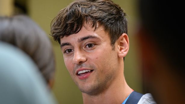 汤姆·戴利(Tom Daley)以1万英镑的价格拍卖了自己手工编织的泳裤